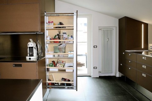 cucina su misura, l’ambiente maggiormente frequentato della casa con un tempo di permanenza lungo.