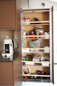 Dispensa realizzata con due alte colonne estraibli